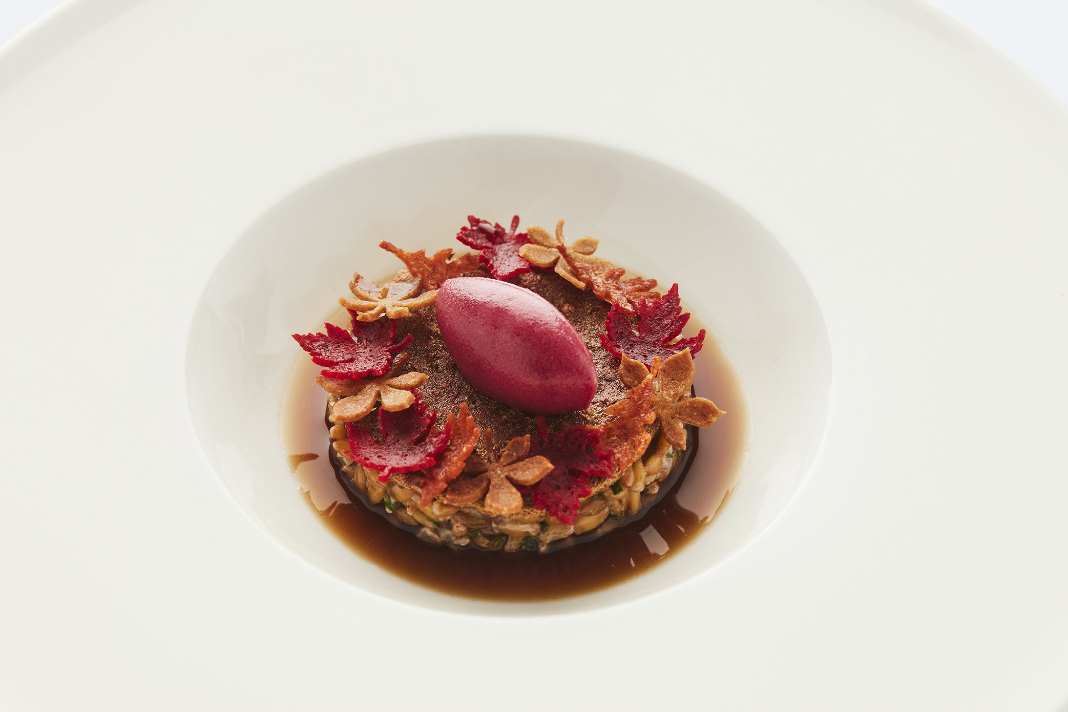 Eenkoorn "tartaar & koji"/ rode biet "sorbet"/ aubergine "gerookte bouillon"